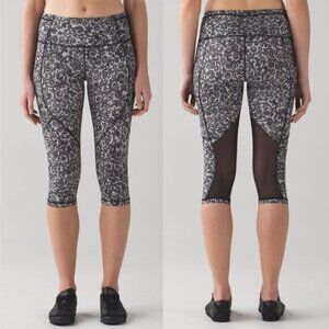 Lululemon Outrun 17" Crop Womens Size 4 Activewear Mini Cinder Lace White Black